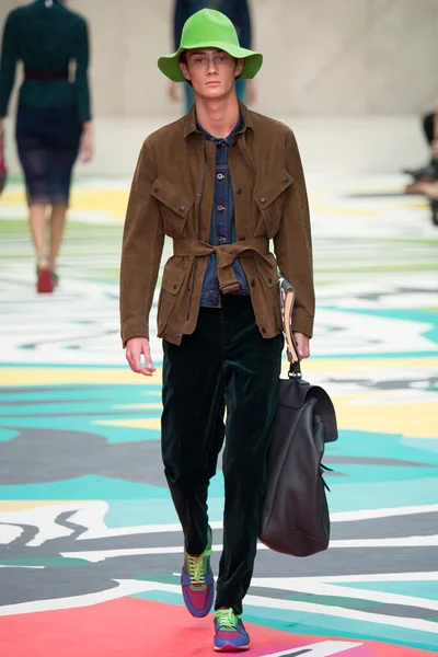 Look 16